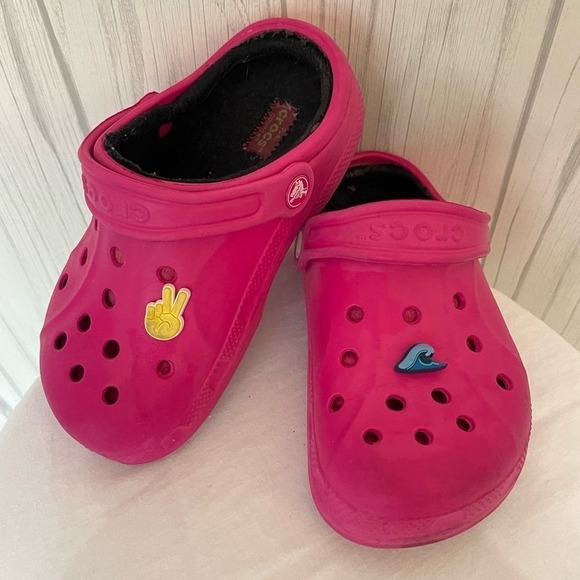 GIRLS CROCS Bright Pink with‎ Black Fur Lining, Size J1-3 - Picture 1 of 7